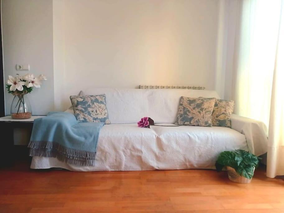 Acogedor Apartamento Con Piscina Y Garaje Apartment อูเอสกา ภายนอก รูปภาพ